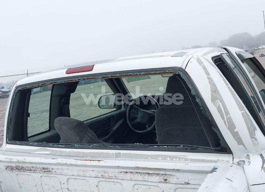 Photo 13 of 2002 Chevrolet S-10 (VIN 1GCCS195828174303)