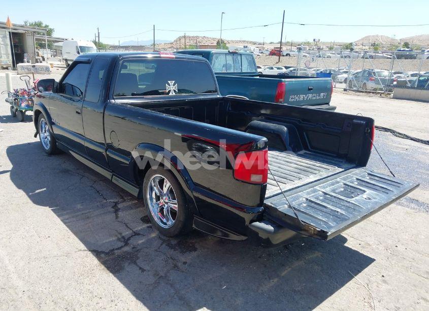 Photo 3 of 2000 Chevrolet S-10 LS (VIN 1GCCS1959Y8267792)