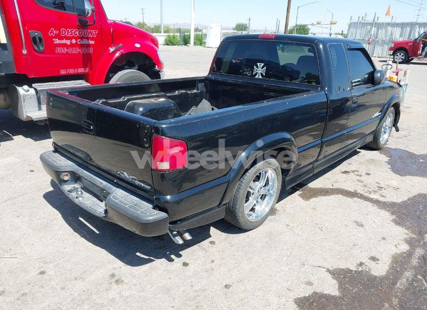 Photo 4 of 2000 Chevrolet S-10 LS (VIN 1GCCS1959Y8267792)