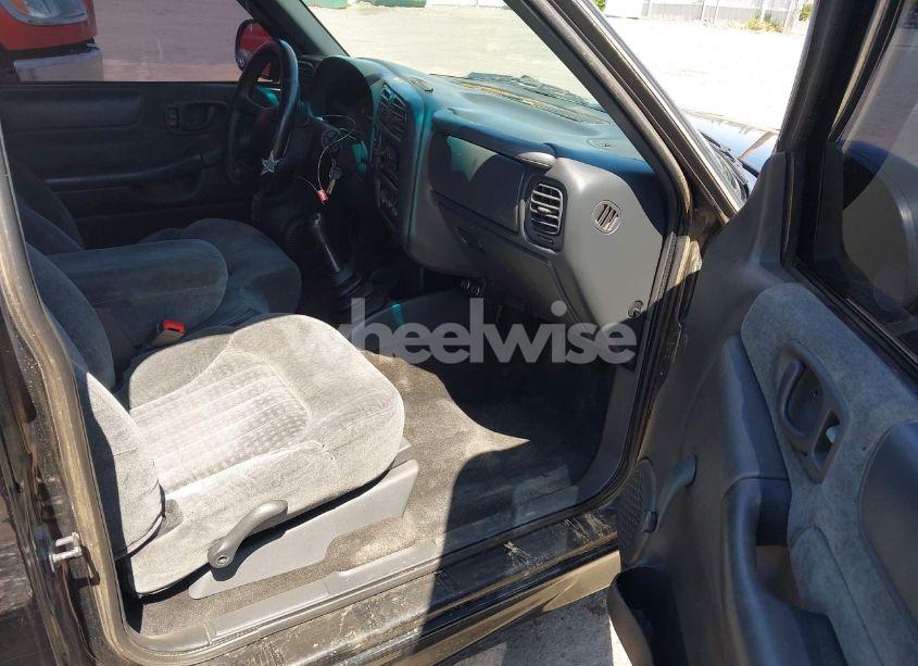 Photo 5 of 2000 Chevrolet S-10 LS (VIN 1GCCS1959Y8267792)