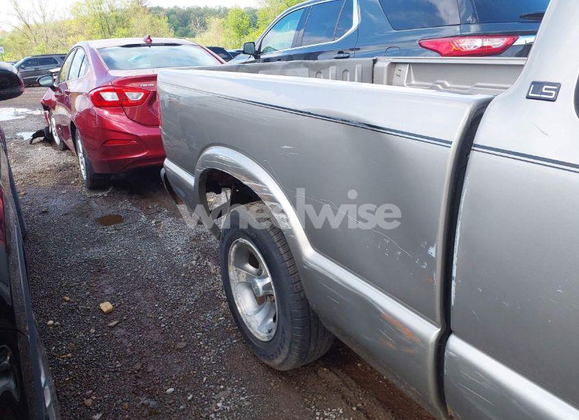 Photo 18 of 2003 Chevrolet S-10 (VIN 1GCCS19H438100436)