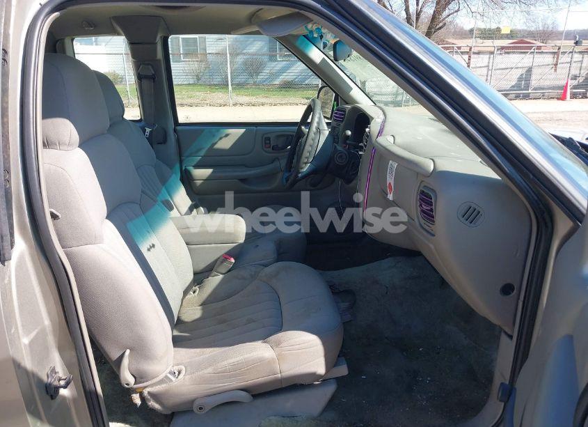 Photo 5 of 2003 Chevrolet S-10 (VIN 1GCCS19H438100436)