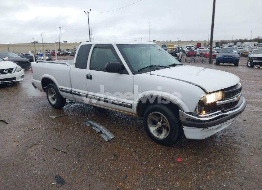 2002 Chevrolet S-10 LS (VIN 1GCCS19W228230020) main photo