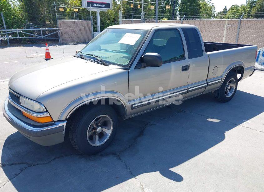 Photo 2 of 2000 Chevrolet S-10 LS (VIN 1GCCS19W2Y8196802)