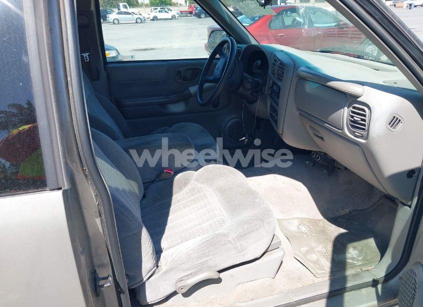 Photo 5 of 2000 Chevrolet S-10 LS (VIN 1GCCS19W2Y8196802)