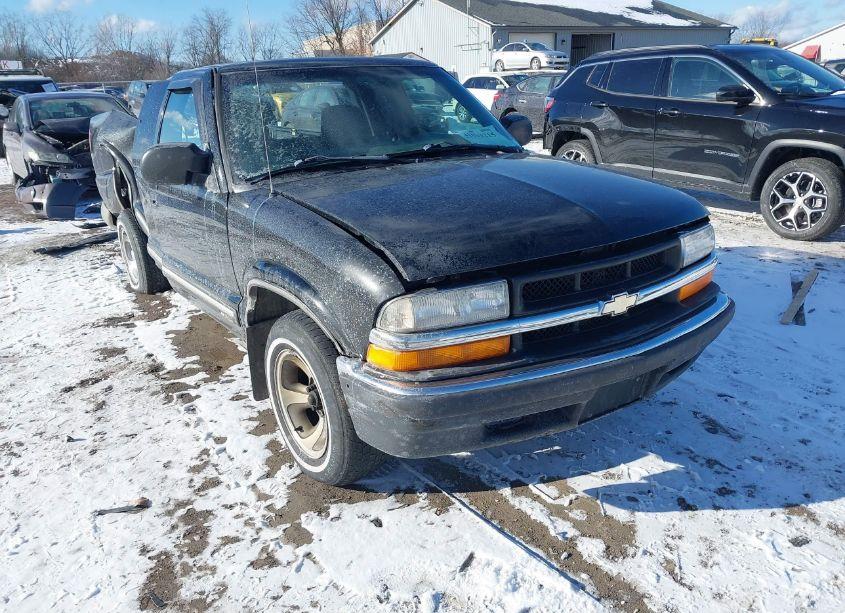 2001 Chevrolet S-10 LS (VIN 1GCCS19W318102528) main photo