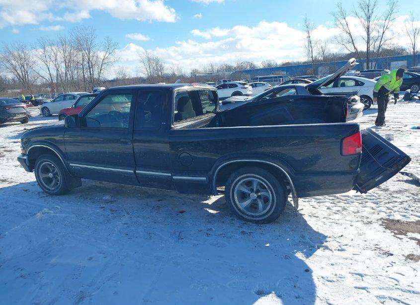 Photo 13 of 2001 Chevrolet S-10 LS (VIN 1GCCS19W318102528)