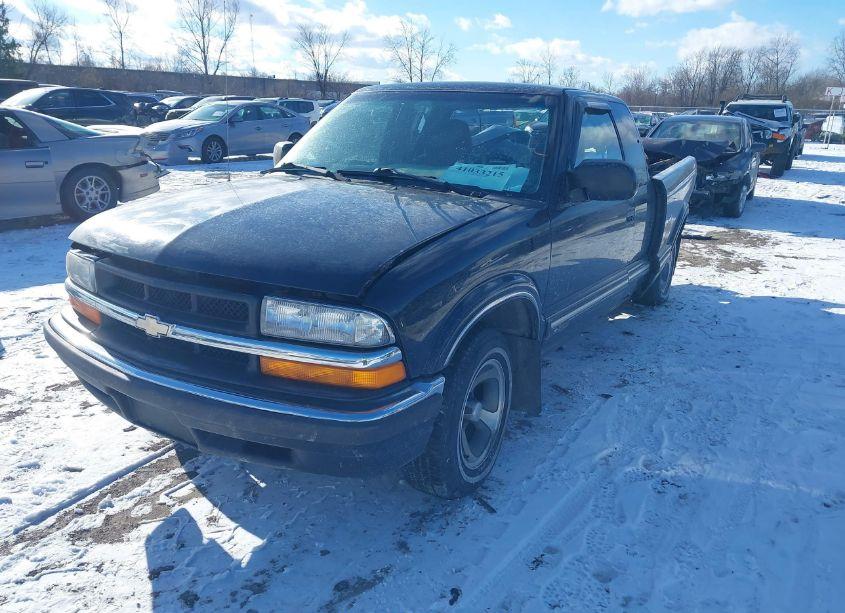 Photo 2 of 2001 Chevrolet S-10 LS (VIN 1GCCS19W318102528)