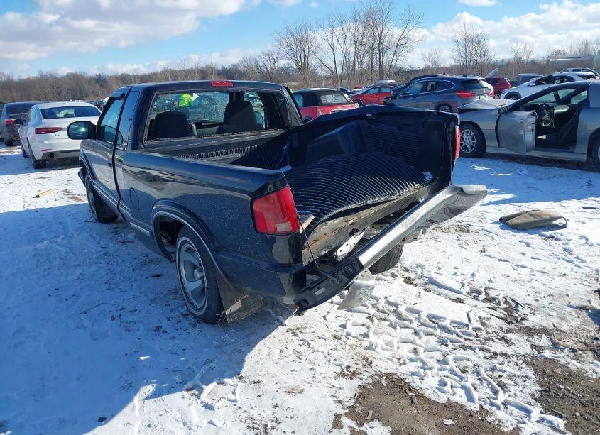 Photo 3 of 2001 Chevrolet S-10 LS (VIN 1GCCS19W318102528)