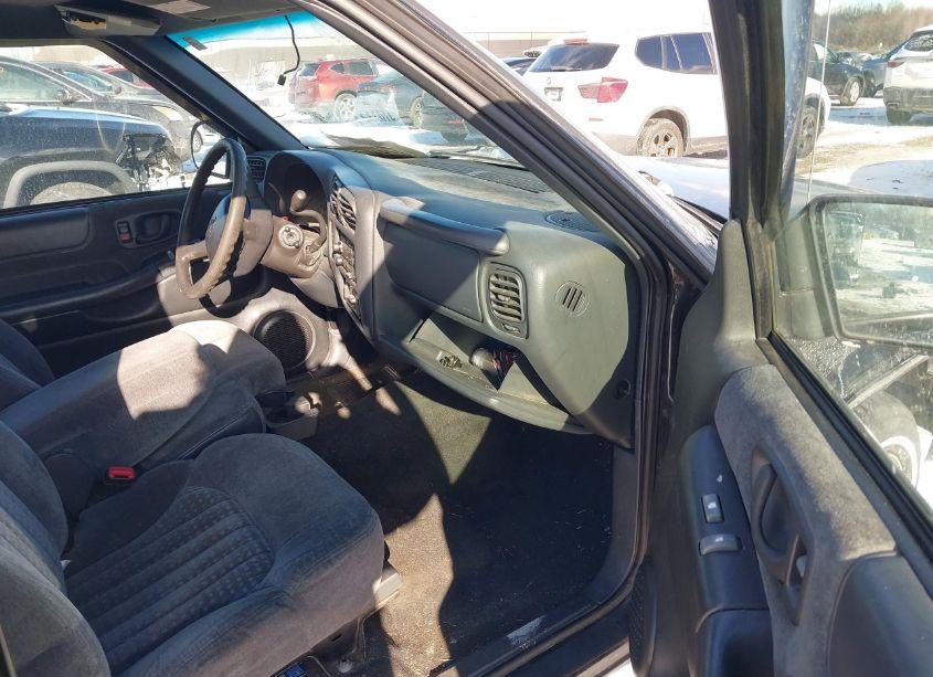 Photo 5 of 2001 Chevrolet S-10 LS (VIN 1GCCS19W318102528)