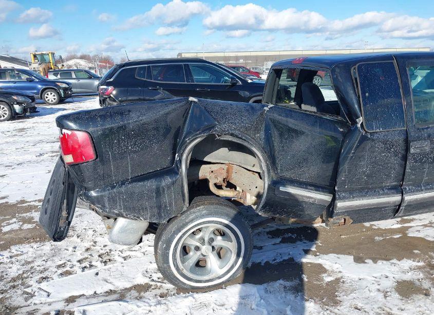 Photo 6 of 2001 Chevrolet S-10 LS (VIN 1GCCS19W318102528)