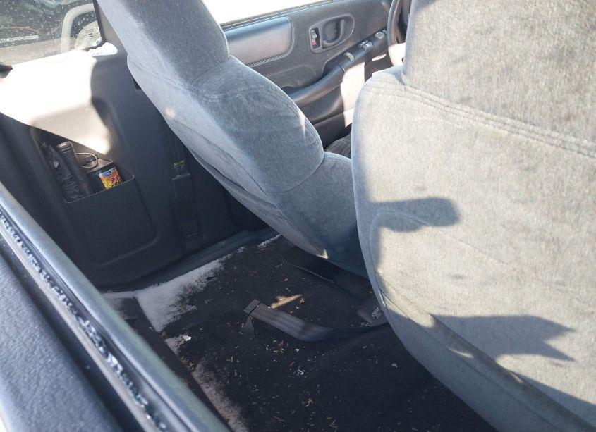 Photo 8 of 2001 Chevrolet S-10 LS (VIN 1GCCS19W318102528)