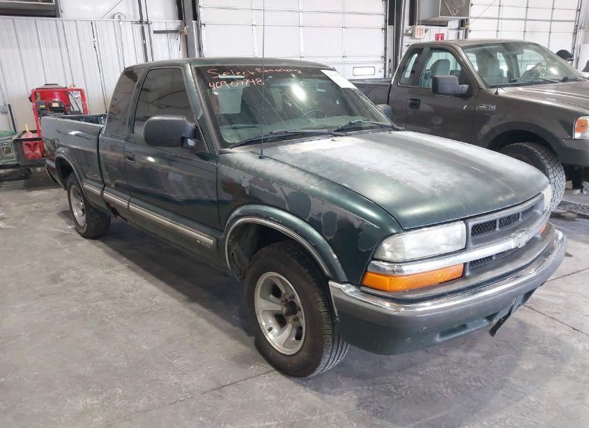 2002 Chevrolet S-10 LS (VIN 1GCCS19W328131092) main photo