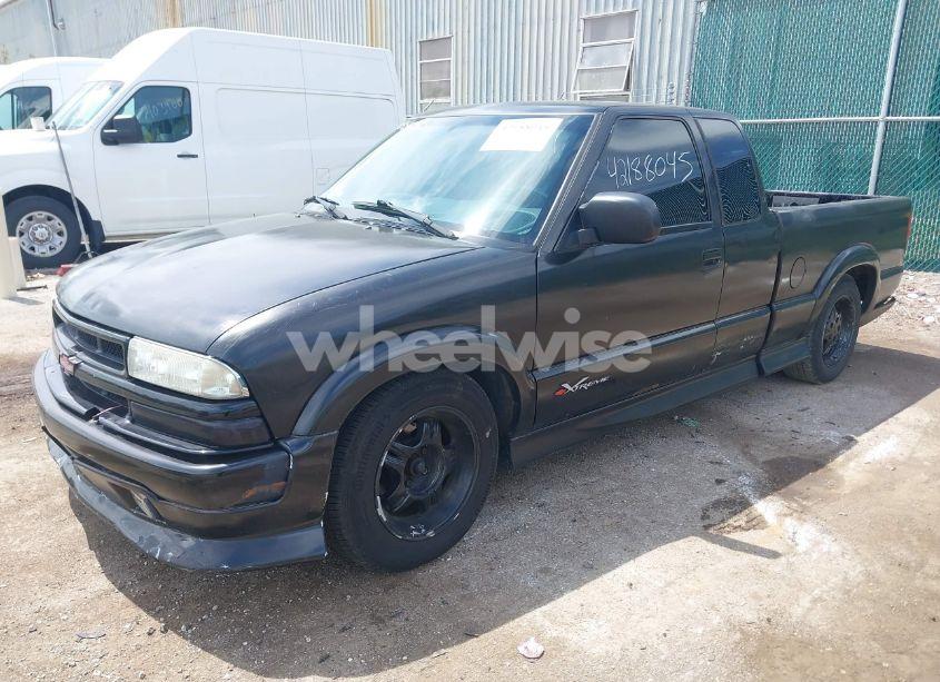 Photo 2 of 1999 Chevrolet S-10 LS (VIN 1GCCS19W3X8181045)