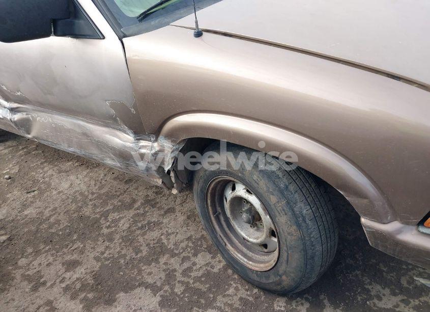 Photo 6 of 2002 Chevrolet S-10 LS (VIN 1GCCS19W428142425)