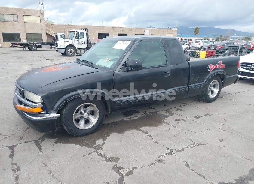 Photo 2 of 2000 Chevrolet S-10 LS (VIN 1GCCS19W5Y8161574)