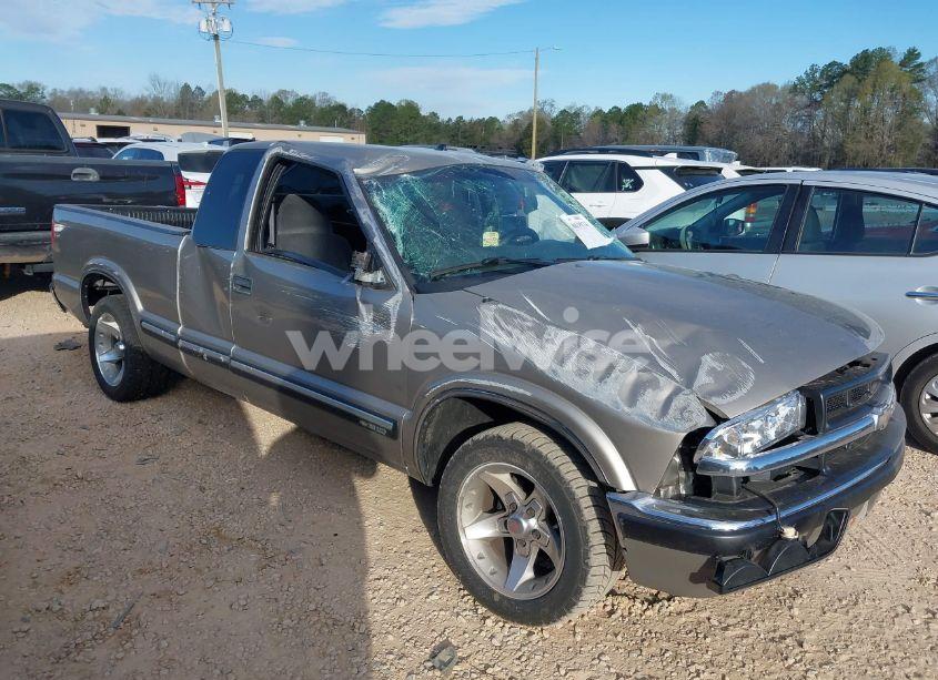 2001 Chevrolet S-10 LS (VIN 1GCCS19W618108372) main photo