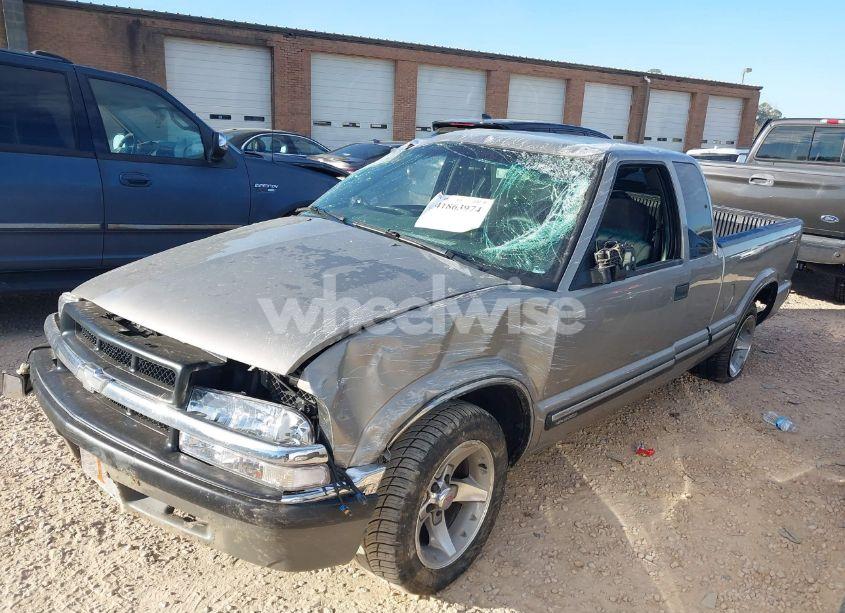 Photo 2 of 2001 Chevrolet S-10 LS (VIN 1GCCS19W618108372)