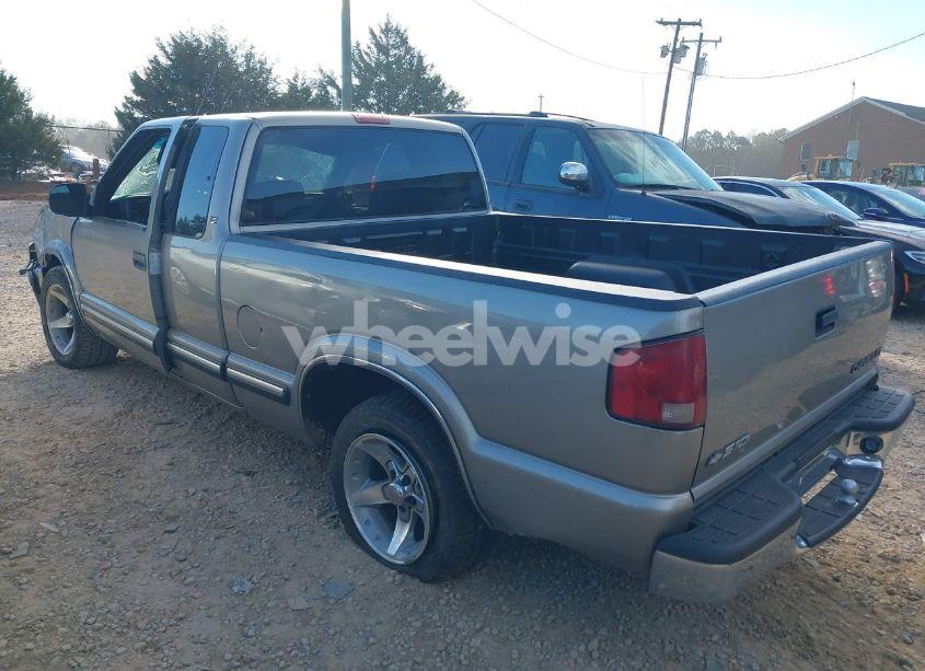 Photo 3 of 2001 Chevrolet S-10 LS (VIN 1GCCS19W618108372)