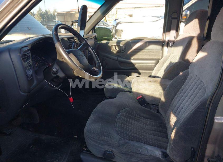 Photo 5 of 2002 Chevrolet S-10 LS (VIN 1GCCS19W628244860)