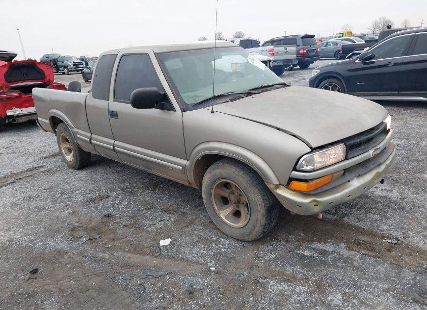 2001 Chevrolet S-10 LS (VIN 1GCCS19W718106713) main photo