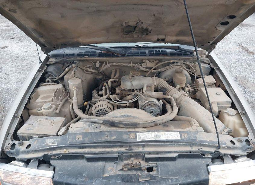 Photo 10 of 2001 Chevrolet S-10 LS (VIN 1GCCS19W718106713)