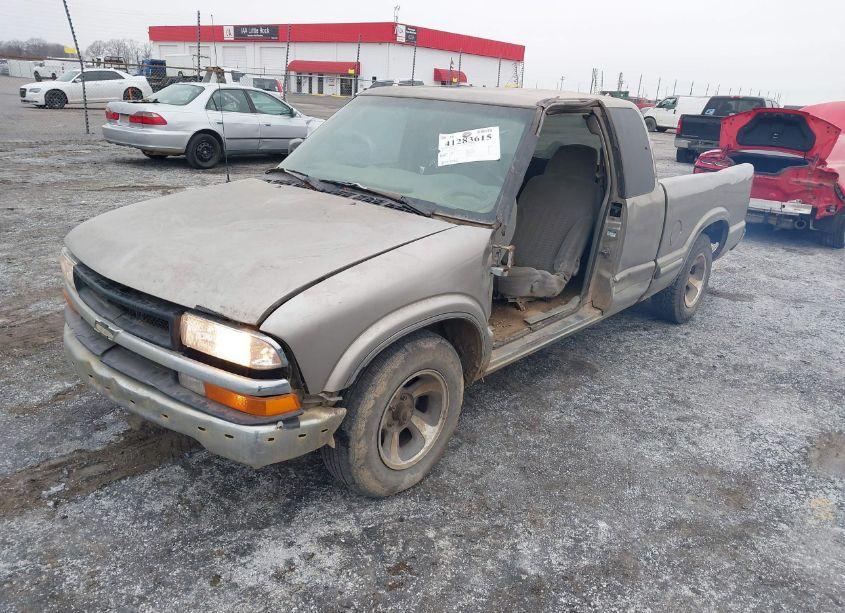 Photo 2 of 2001 Chevrolet S-10 LS (VIN 1GCCS19W718106713)