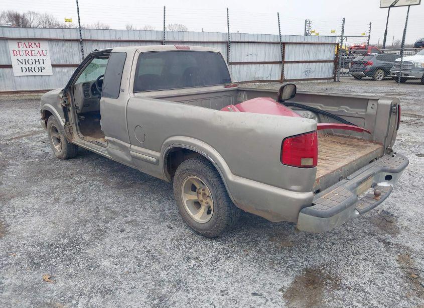 Photo 3 of 2001 Chevrolet S-10 LS (VIN 1GCCS19W718106713)