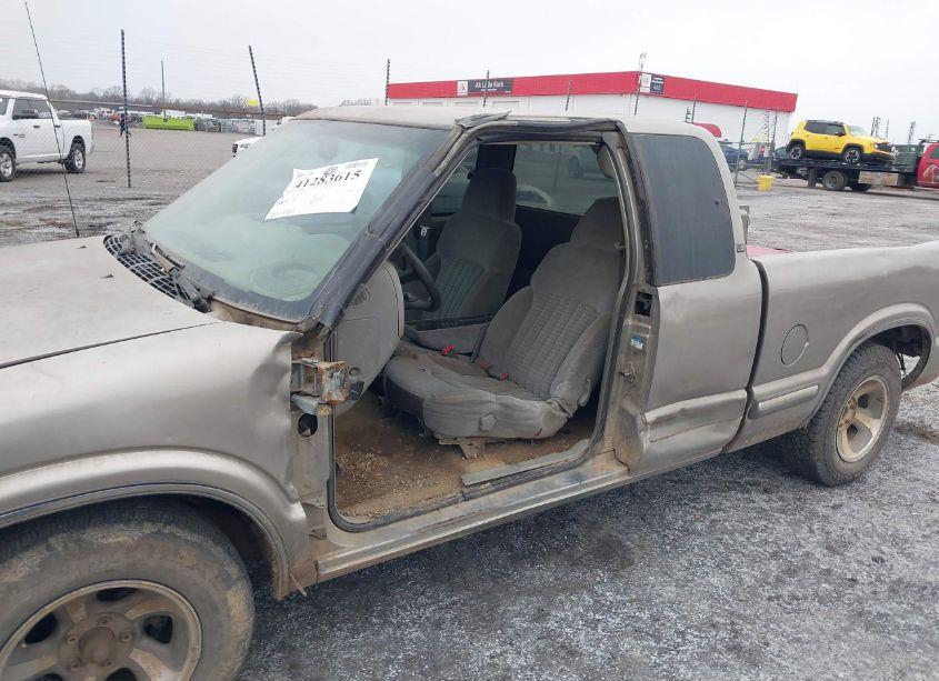 Photo 6 of 2001 Chevrolet S-10 LS (VIN 1GCCS19W718106713)