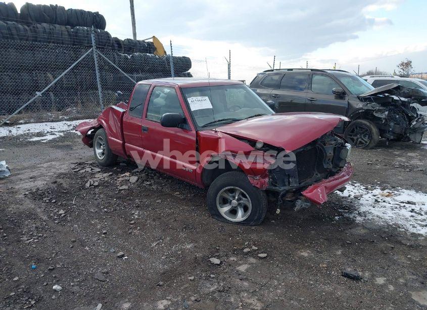 2002 Chevrolet S-10 LS (VIN 1GCCS19W728215013) main photo