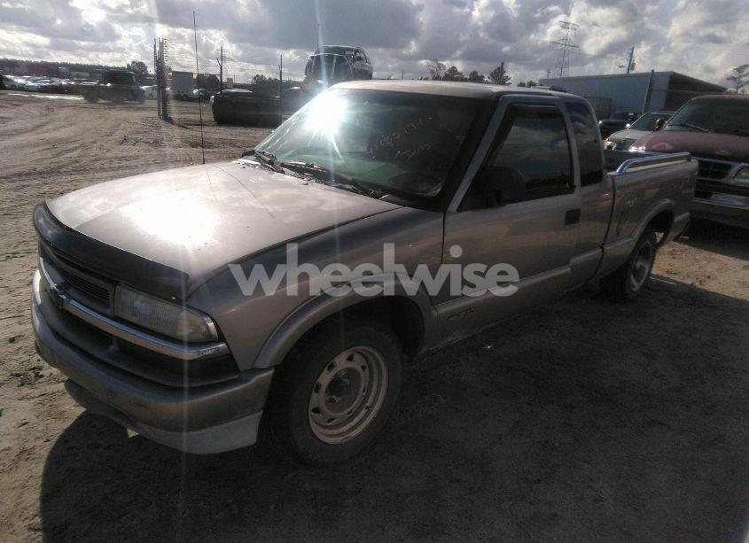 Photo 2 of 2000 Chevrolet S-10 LS (VIN 1GCCS19W8Y8256825)