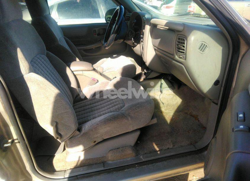 Photo 5 of 2000 Chevrolet S-10 LS (VIN 1GCCS19W8Y8256825)