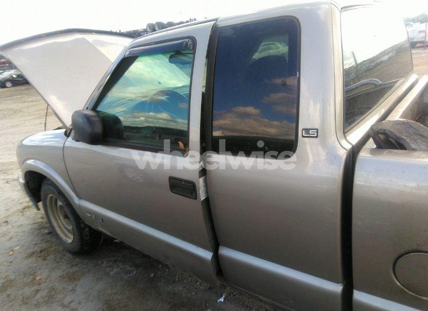 Photo 6 of 2000 Chevrolet S-10 LS (VIN 1GCCS19W8Y8256825)