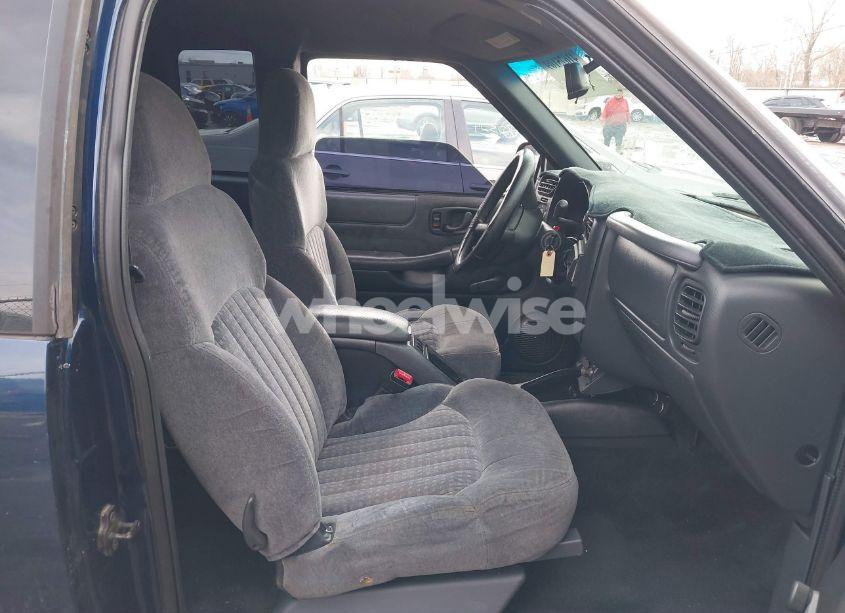 Photo 5 of 2000 Chevrolet S-10 LS (VIN 1GCCS19WXY8242120)