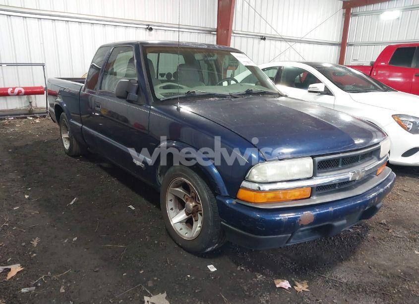 2003 Chevrolet S-10 LS (VIN 1GCCS19X238169679) main photo