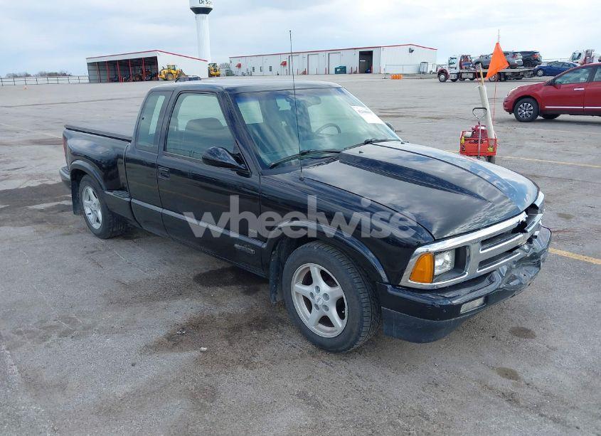 1997 Chevrolet S-10 LS SPORTSIDE (VIN 1GCCS19X2V8137981) main photo