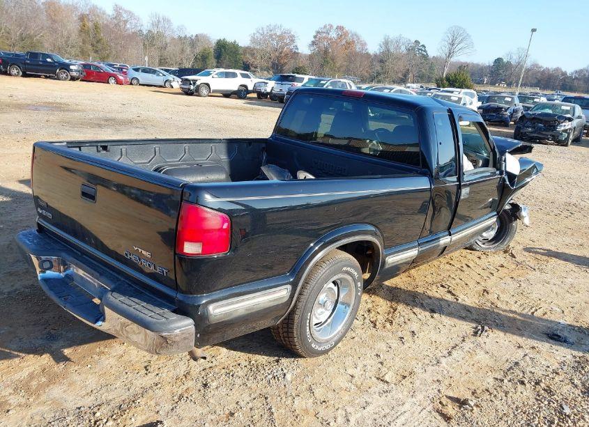 Photo 4 of 1999 Chevrolet S-10 LS (VIN 1GCCS19X3X8189090)