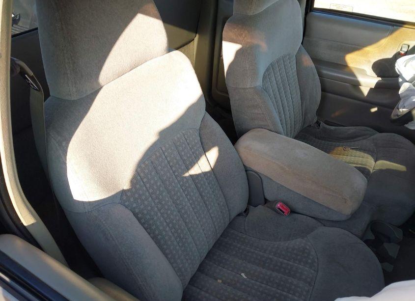 Photo 8 of 1999 Chevrolet S-10 LS (VIN 1GCCS19X3X8189090)