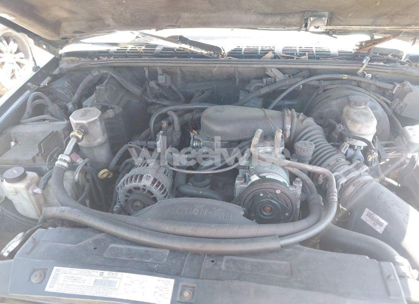 Photo 10 of 2003 Chevrolet S-10 LS (VIN 1GCCS19X438175967)