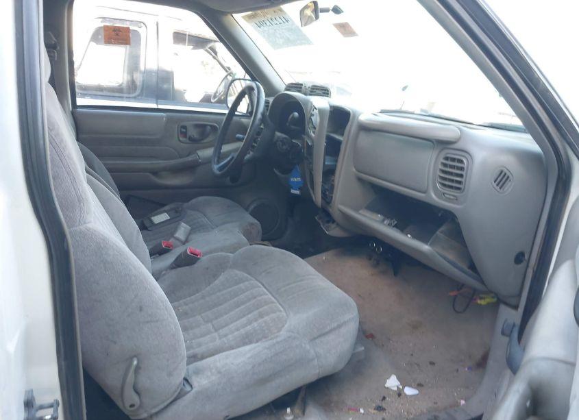 Photo 5 of 1999 Chevrolet S-10 LS (VIN 1GCCS19X4X8144451)