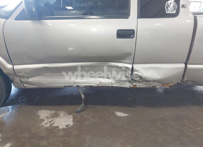 Photo 6 of 2003 Chevrolet S-10 LS (VIN 1GCCS19X538117656)