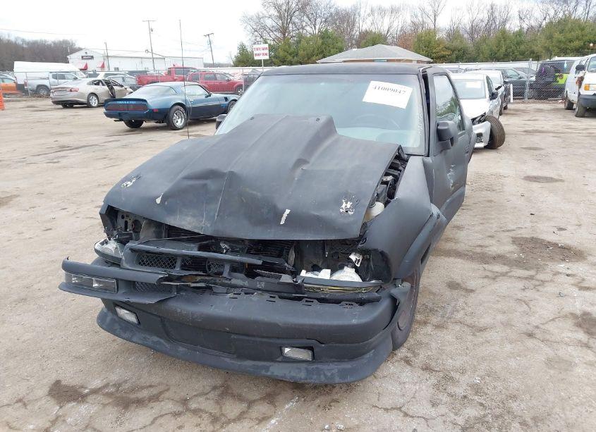 Photo 2 of 2003 Chevrolet S-10 LS (VIN 1GCCS19XX38122979)