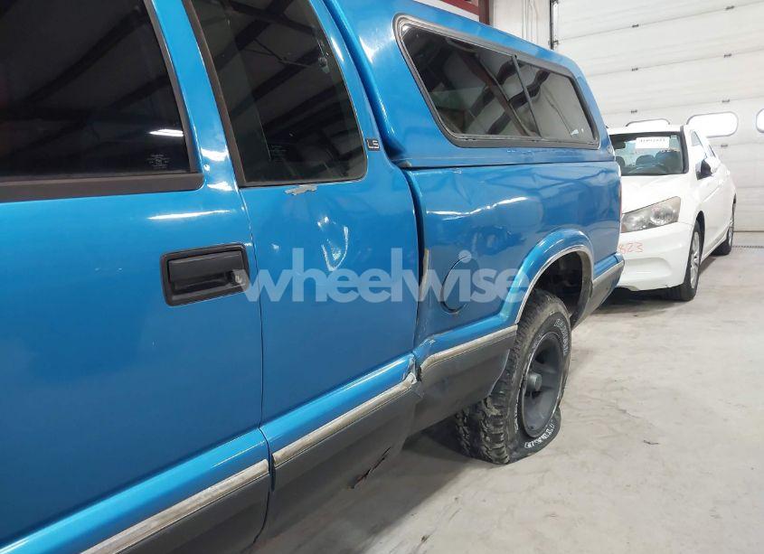 Photo 6 of 1995 Chevrolet S TRUCK S10 (VIN 1GCCS19Z0S8127527)