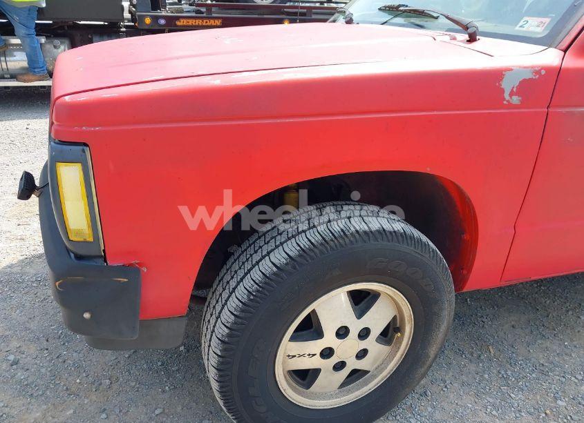 Photo 12 of 1992 Chevrolet S TRUCK S10 (VIN 1GCCT14ZXN8174072)