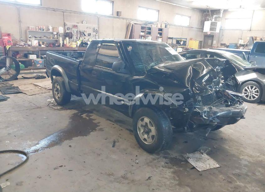 2002 Chevrolet S-10 LS (VIN 1GCCT19W328189054) main photo