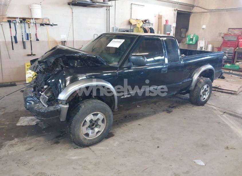 Photo 2 of 2002 Chevrolet S-10 LS (VIN 1GCCT19W328189054)