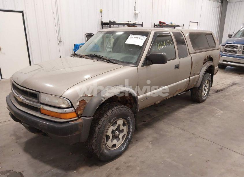 Photo 2 of 2000 Chevrolet S-10 LS (VIN 1GCCT19W3Y8241792)