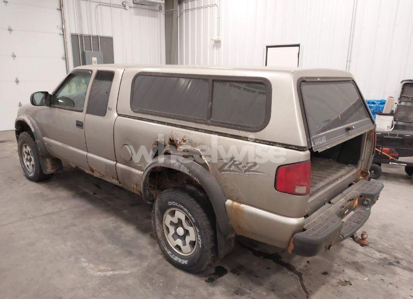 Photo 3 of 2000 Chevrolet S-10 LS (VIN 1GCCT19W3Y8241792)