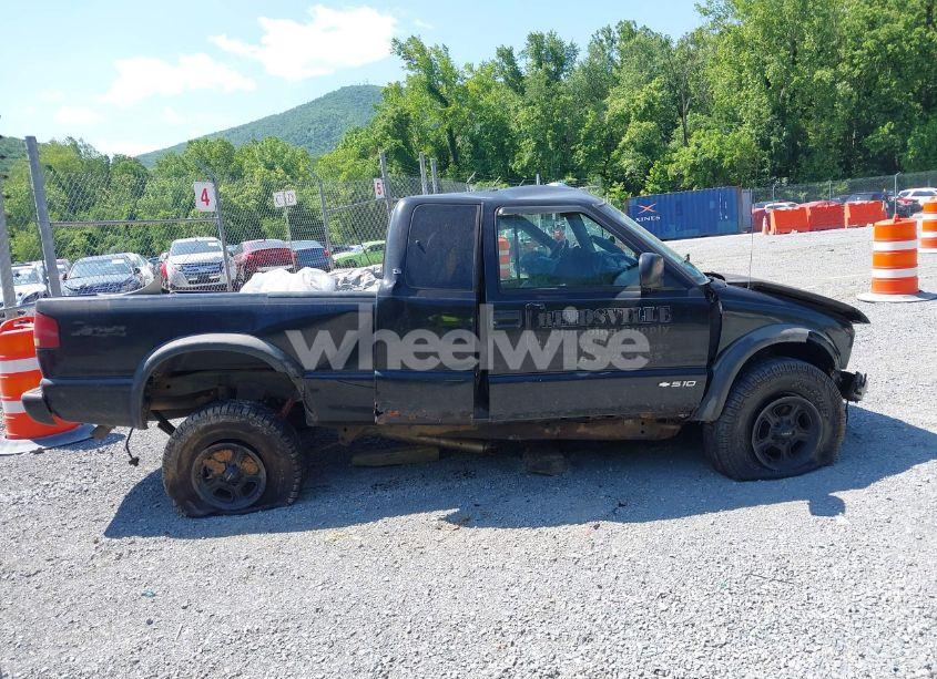 Photo 13 of 2001 Chevrolet S-10 LS (VIN 1GCCT19W518146365)