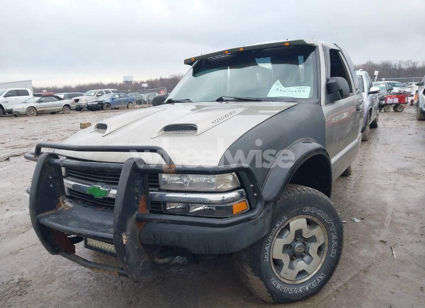 Photo 2 of 2000 Chevrolet S-10 LS (VIN 1GCCT19W5Y8126983)